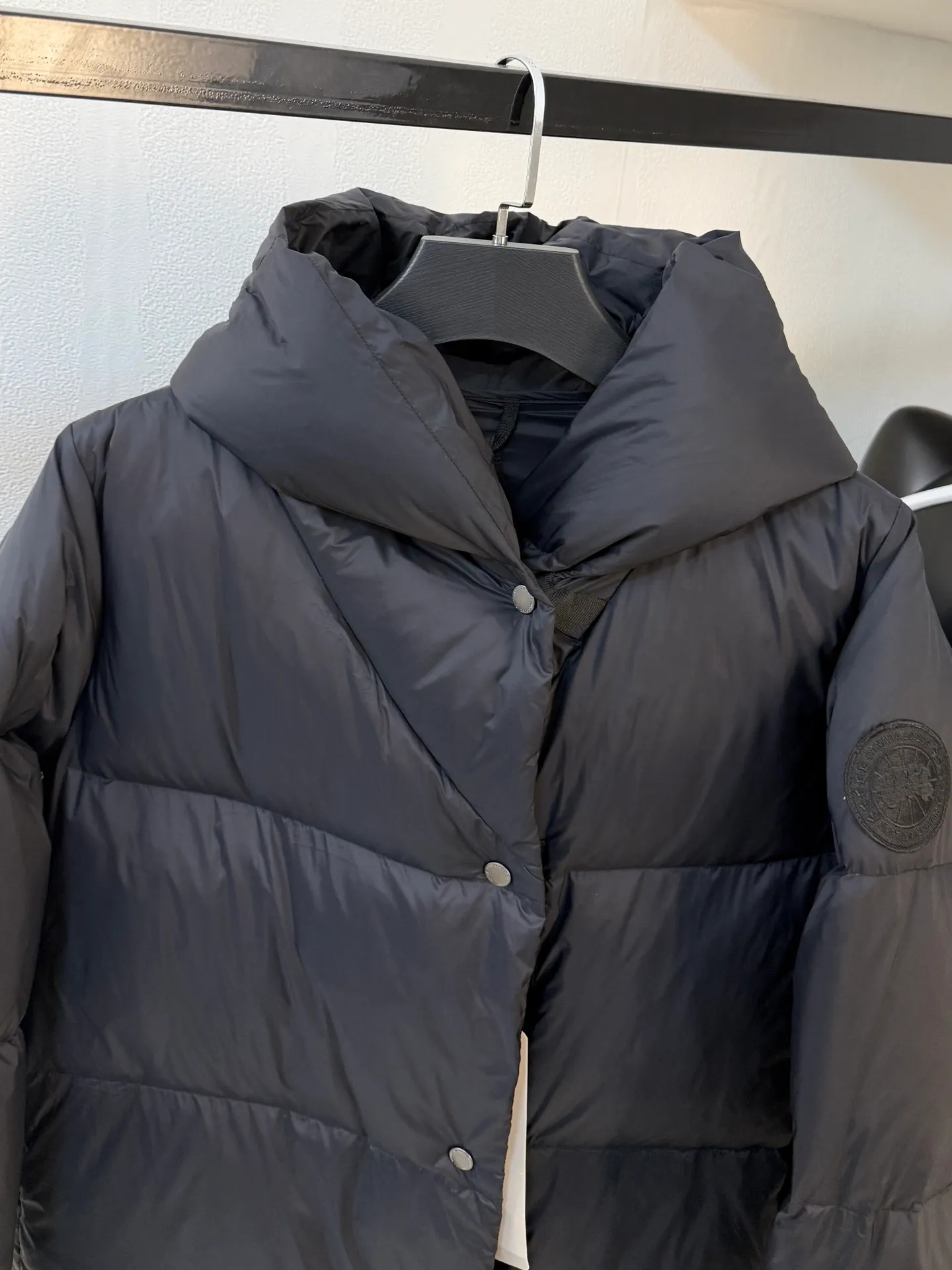 P1100 Top-quality original Canada Goose new model for autumn and winter. It is warm and has no sense of restraint. It is made of national standard 90 white duck down. It is light and elegant, giving you all-round warmth! The appearance of the upper body is more classy and stylish, allowing warmth and grace to go hand in hand. The multiple car lines on the center line are strict and symmetrical, keeping warm and waiting. The logo on the chest embellishes the whole piece! The unique taste goes deep into the bone marrow. It is age-reducing and full of warmth. It has a simple and elegant look and has the same color for men and women. Black Gray Size: XS-S M L